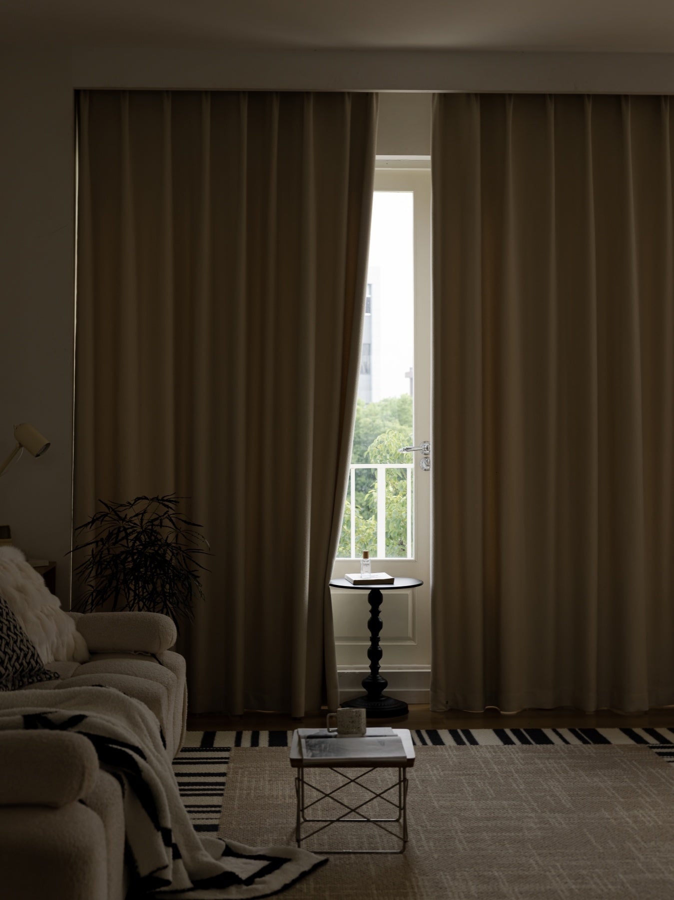 Heavyweight Linen Blend Blackout Pleated Drapery – Available in 4 ColoDiscover the enduring strength of linen blend fabric, crafted with stable polymers for resilience and longevity. This fabric maintains its shape, avoiding easy stretHeavyweight Linen Blend Blackout Pleated Drapery –