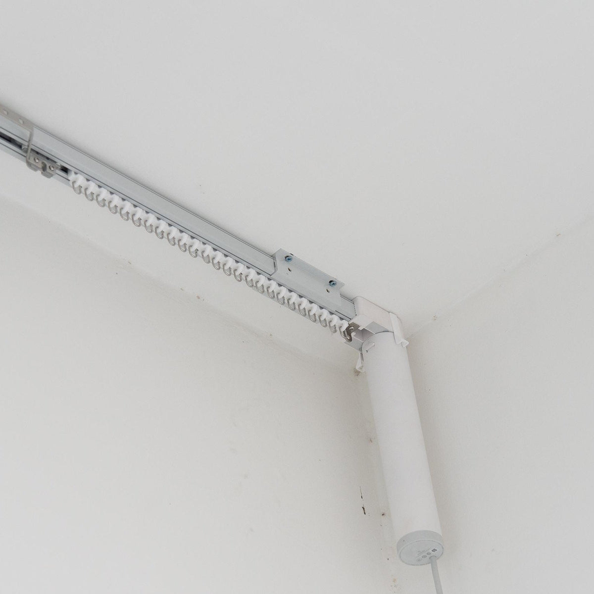 Modern motorized blinds integrated with smart home system for effortless curtain control and energy efficiency