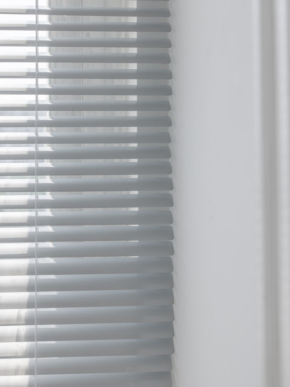 No-drill cordless vinyl blinds with durable aluminum, water and oil resistant.