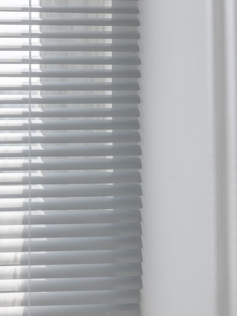No drill cordless vinyl blinds made of durable magnesium-aluminum alloy, water and oil resistant, ideal for mini windows