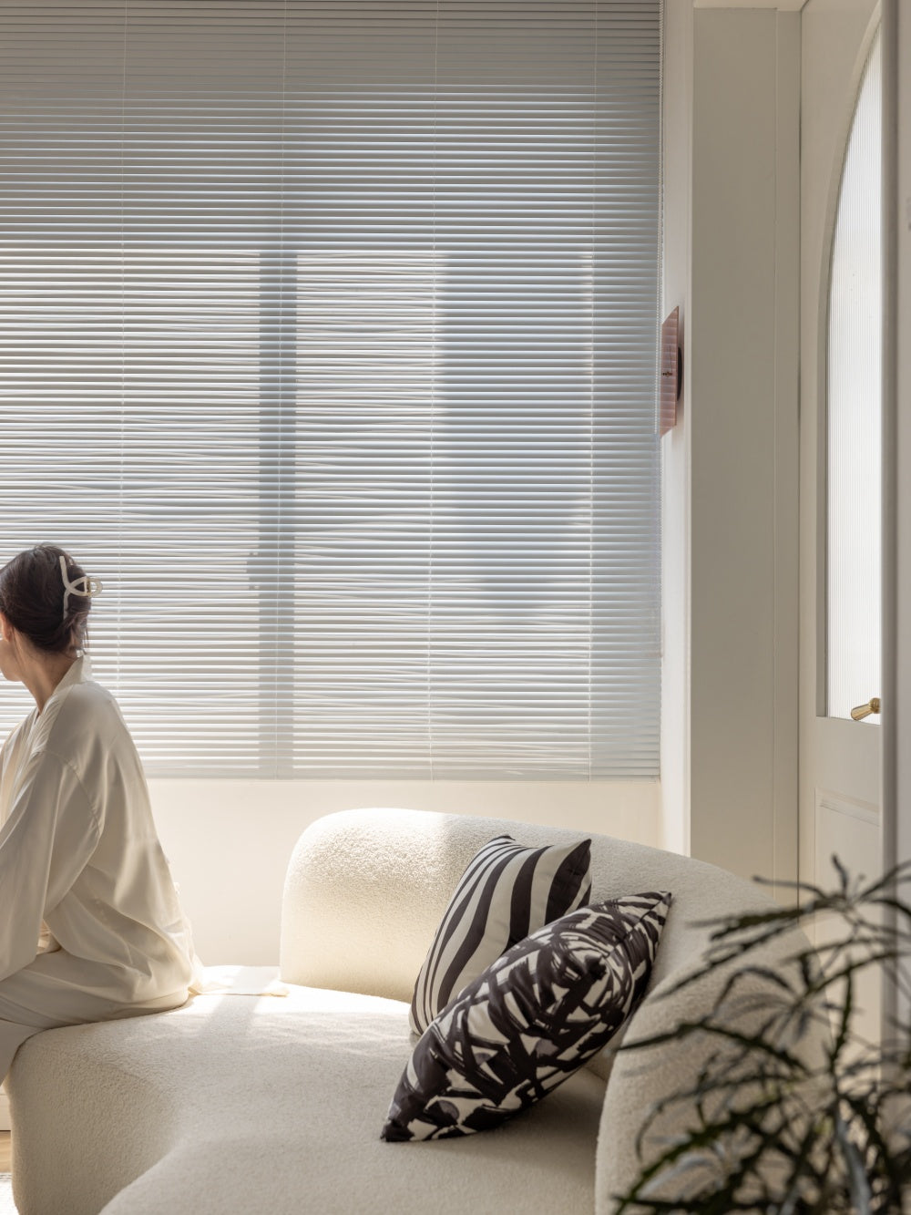 No drill cordless vinyl blinds made of durable magnesium-aluminum alloy, water and oil resistant, ideal for mini windows