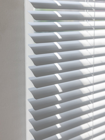 No drill cordless vinyl blinds made of durable magnesium-aluminum alloy, water and oil resistant, ideal for mini windows