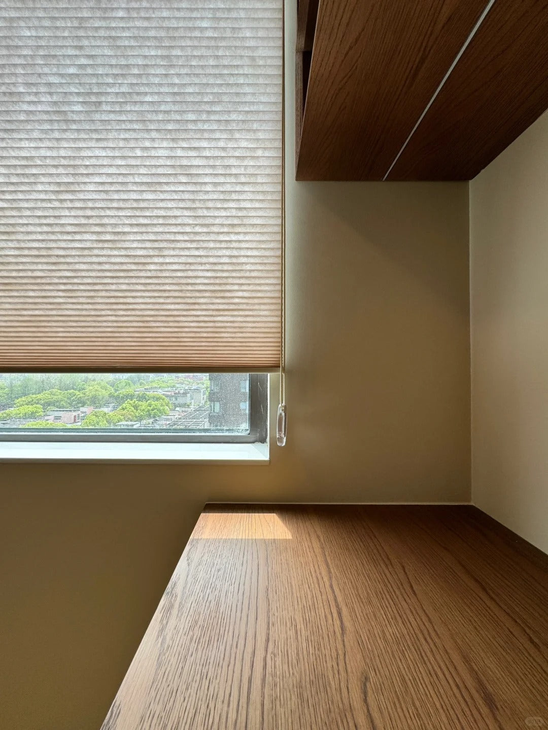 Cordless 1 1/2" double cell honeycomb blinds with mulberry silk finish for thermal insulation and UV protection