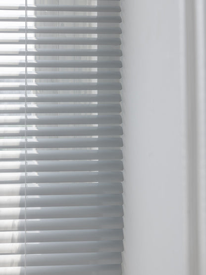 No drill cordless vinyl blinds made of durable magnesium-aluminum alloy, water and oil resistant, ideal for mini windows